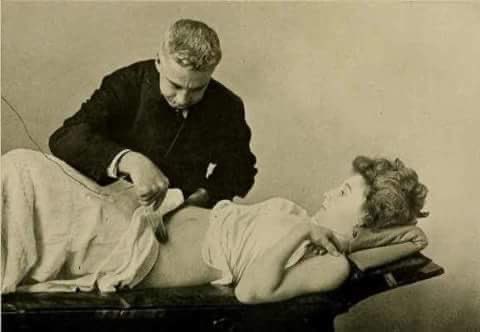 RelatocuriosoK's tweet photo. Tratamiento para la histeria.

En la antigüedad, las mujeres que presentaban ansiedad, cambios de humor y depresión eran mandadas por sus maridos al médico, el cual le diagnosticaba que padecían de una enfermedad denominada "histeria". Su tratamiento se basaba en un "masaje pélvico" con la finalidad de lograr el paroxismo histérico, conocido en la actualidad como orgasmo.

Era tanta la cantidad de mujeres que empezaron a asistir a las consultas para recibir su "tratamiento para la histeria" que los médicos al final de la jornada de trabajo quedaban agotados y con sus manos acalambradas; por esto decidieron inventar un útil artefacto que producía vibraciones rítmicas y se lograba más fácil y más rápido el paroxismo histérico en la paciente sin necesidad del común masaje manual: he aquí el origen del vibrador. En esa época era visto como un artefacto curativo, incluso las mujeres más adineradas, los tenían en sus casas para cuando sentían "brotes de histeria". Luego de la aparición de dicho aparato en las películas pornográficas, este tomó un matiz netamente sexual-erótico y comenzó a ser visto como un instrumento pecaminoso.