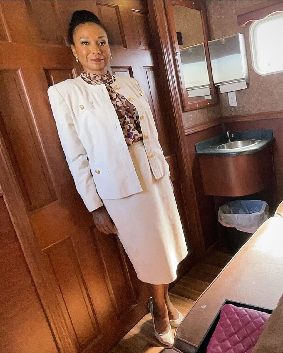 KarenShevaEva's tweet image. Congrats to @SofiaVergara and the Costume Design team of Griselda on their Emmy nominations today!👏🏾👏🏾👏🏾 #1980sMiami #whatatime #goodtimeswithgoodpeople #waybackwednesday