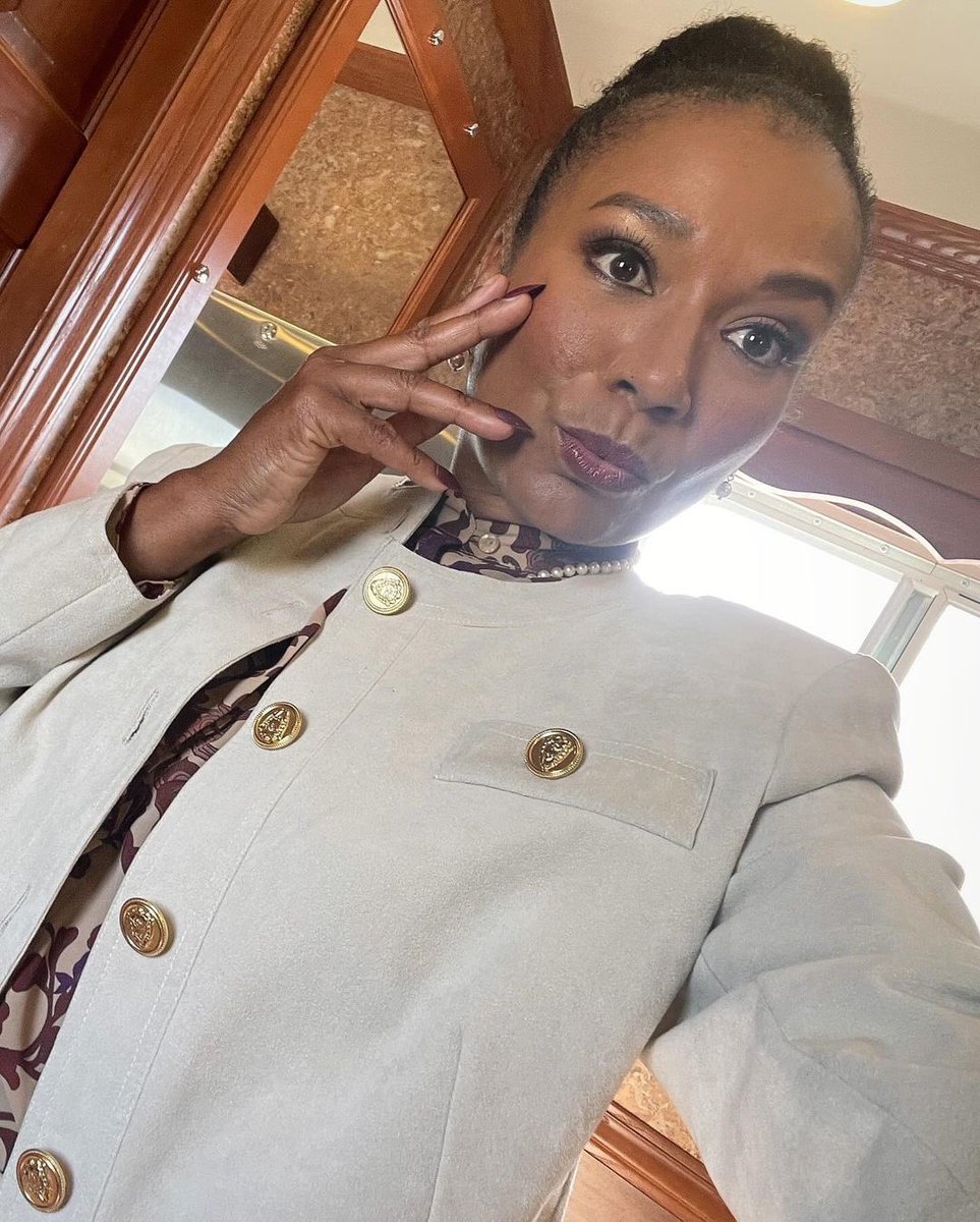 KarenShevaEva's tweet image. Congrats to @SofiaVergara and the Costume Design team of Griselda on their Emmy nominations today!👏🏾👏🏾👏🏾 #1980sMiami #whatatime #goodtimeswithgoodpeople #waybackwednesday