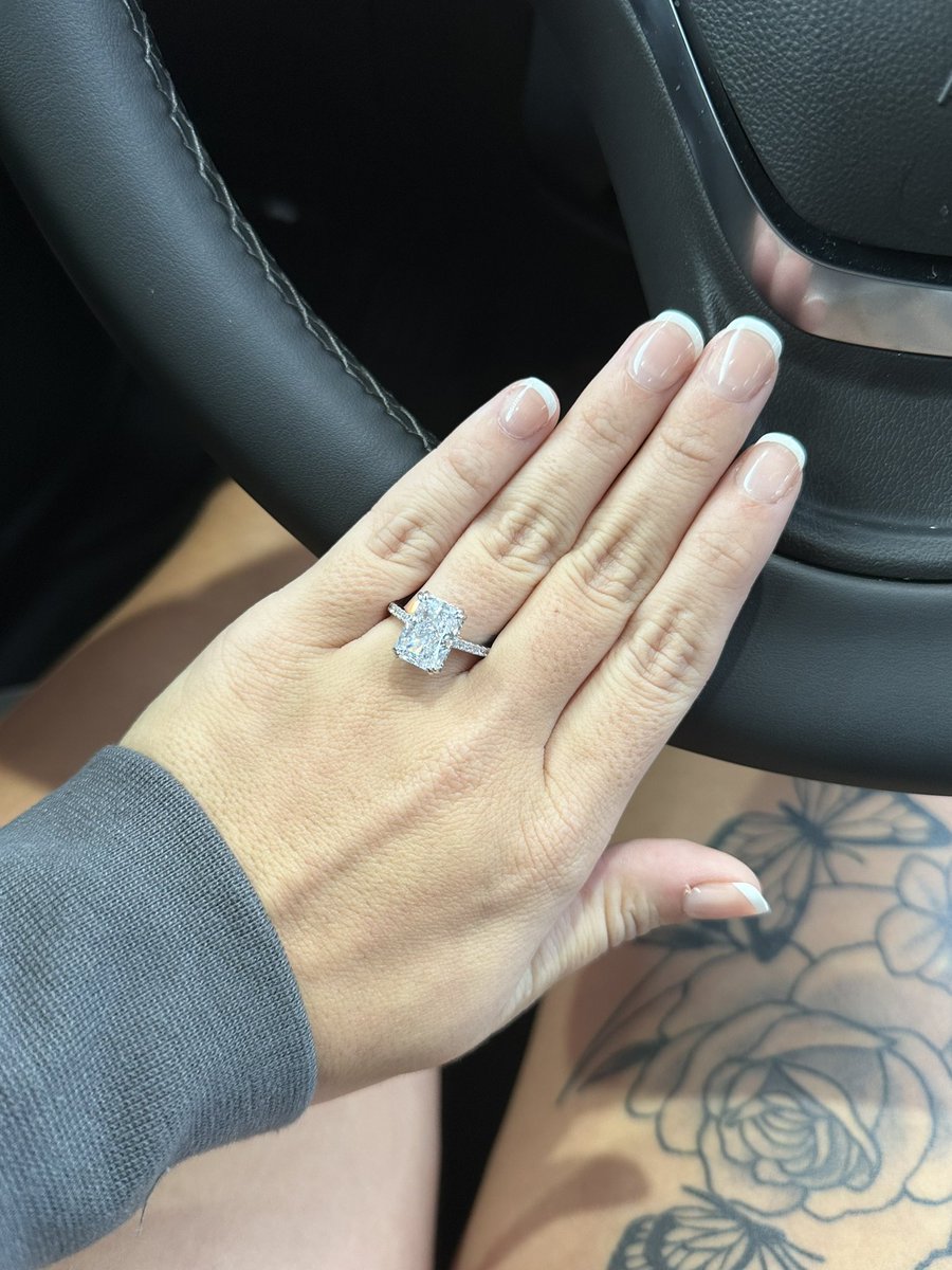 Carleywebster9's tweet photo. YES YES YES A THOUSAND TIMES YES😭🤍 https://t.co/0ZIFuZ8ulS