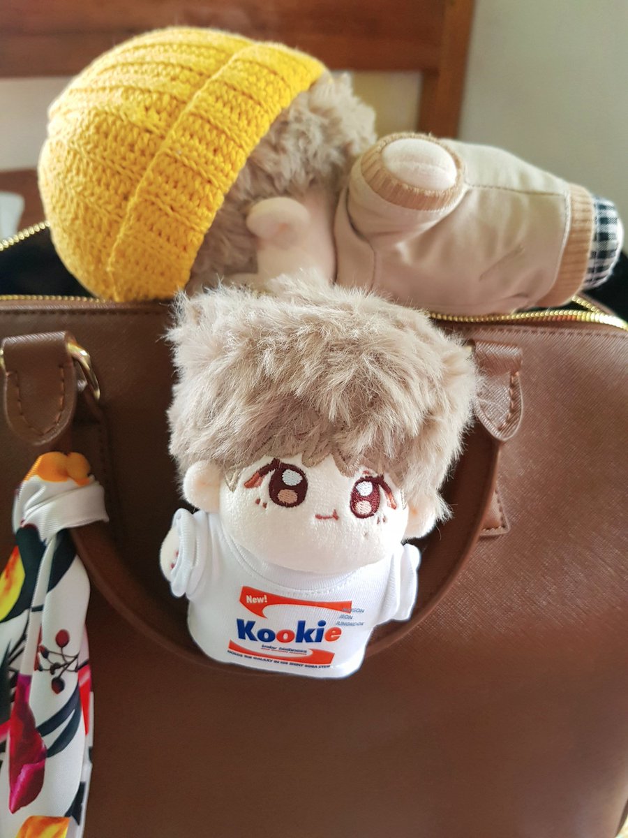 s00nshimgureum's tweet photo. Renoir: Ma is there food inside here??? *peeks inside bag*
Muffin: Hyung don't be silly😆

And say hello to the latest member of the family, Muffin!! 🍞🥰

#adoptedbyFran #10cm #vbar #taeddy #TaebysLittleAtelier #v #dolls #taehyung https://t.co/rARghiwac1