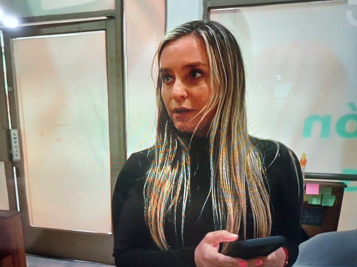 Eduardo10_Edu's tweet photo. Ella es Daniela Lafoy, una Sinverguenza y la csm que ha estafado a miles de Personas en el Sector Norte de la Capital.
Vive en Chicureo y es una verdadera Chilena. Ah y seguidora a rabiar de JA Kast.
#ReportajesCHV https://t.co/Ch7eQoIJFg