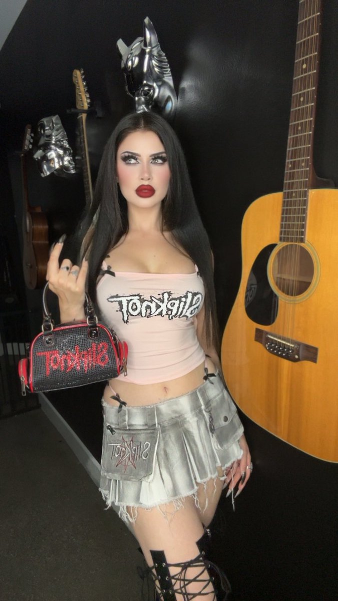 sashaxmassacre's tweet photo. girlypop as fuck https://t.co/zNG9z6NFGY