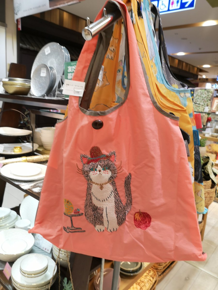 oribe_tokushima's tweet photo. ✨新商品✨
【刺繍バッグ】おすましのねこ・山の鳥😺🐦入荷しました~🙌🎶
めちゃくちゃ可愛いです~😍
折り畳むことができるエコバッグなんですよ♪生地もしっかりしています!!刺繍がめちゃかわ~!!💕
#織部ゆめタウン徳島店 #新商品 #刺繍バッグ #HarukoKitamura #2waybag #エコバッグ https://t.co/sT3SuNmSjl