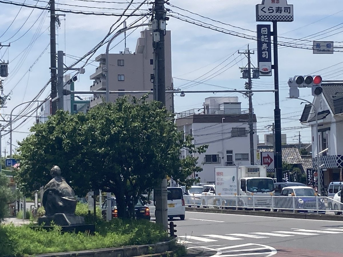 shinsakae8's tweet image. 弊社は熱田区金山にあって中の人は知多半島南知多町在住ですが、育ちは中川区地下鉄高畑駅近くです。

高畑駅は以前はミスドや３１アイスなどチェーン店がありましたが撤退。
くら寿司はあるけどね。

今更活気なんか出ないと思うので交差点角にあるオブジェ近くでストリート音楽誰かやらないかな。