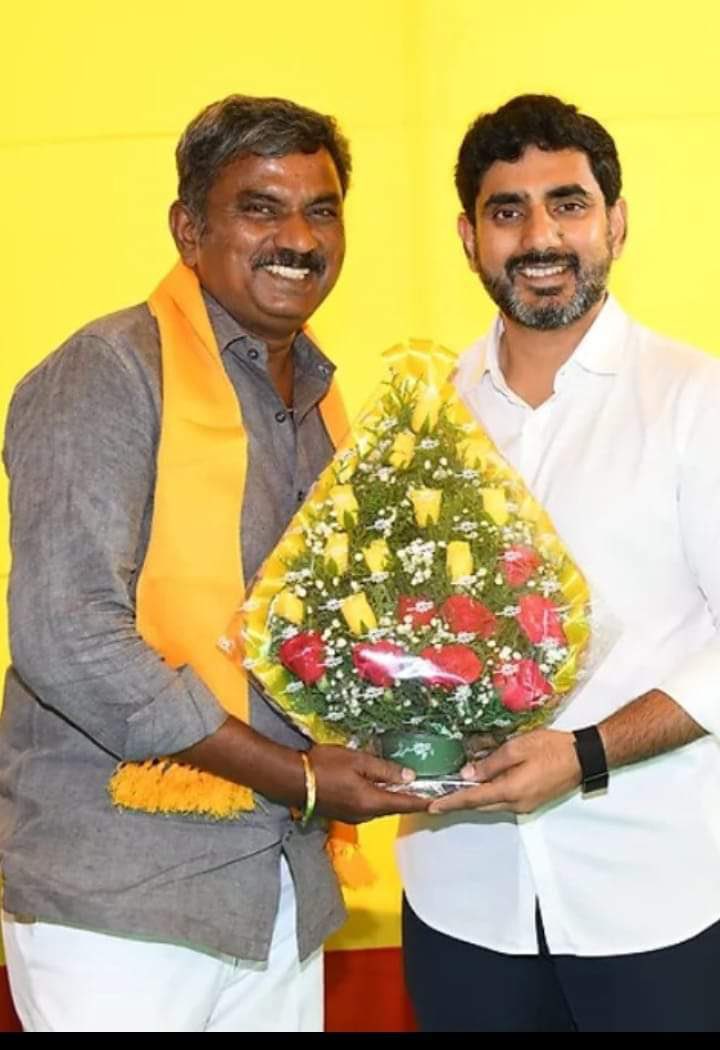 ManaTDPfamily's tweet photo. పరసా కృష్ణ క్లైవ్ అనే వ్వక్తి వైసీపీ లో ఉండగా తెలుగుదేశం రాష్ట్ర పార్టీ ఆఫీసు దాడి ఘటనలో ముద్దాయి గా ఉన్నాడు  

ఇతను మన పార్టీ లో తిరుగుతూ ఉన్నాడు 
ఇతని పార్టీ సస్పెండ్ చేయక పొతే  ప్రోత్సహించినట్టు అవుతుంది ఇటువంటి వ్యక్తులను దయచేసి నాయకులు గాని కార్యకర్తలు గాని ప్రోత్సహించరాదు

ఇతనిపై వెంటనే చర్యలు తీసుకోగలరు అని మనవి…