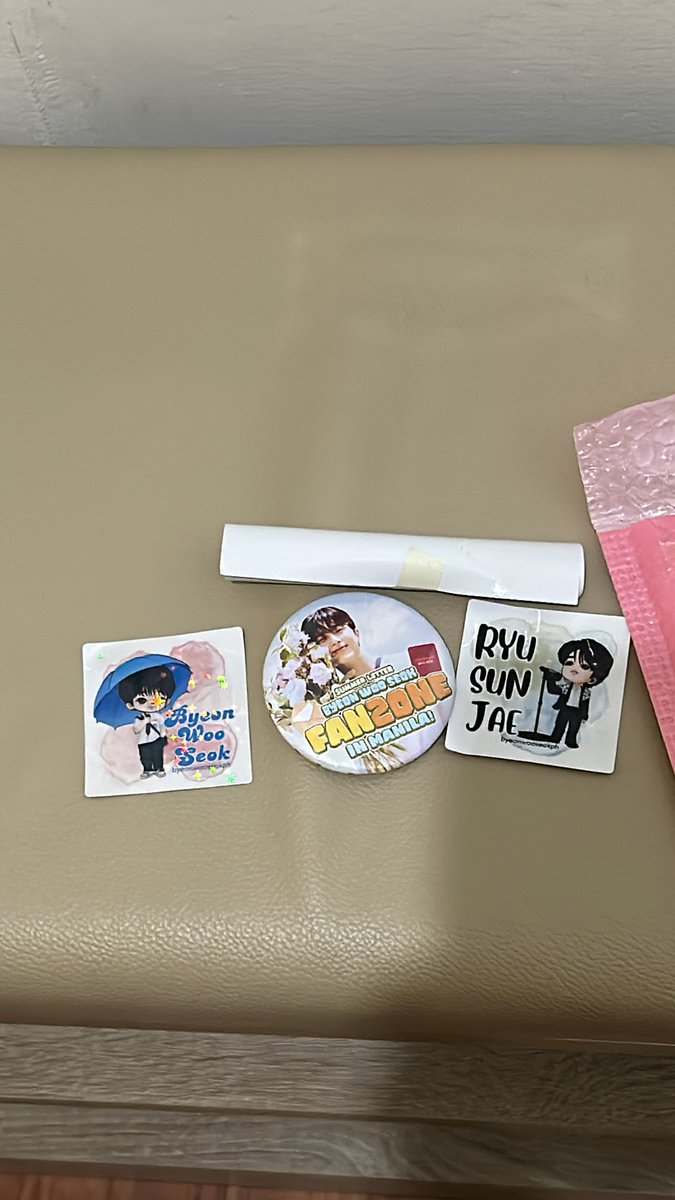 Jungkookieesh's tweet photo. TAENA? Worth 200 na fankit tapos during fanzone di nabigay ng kumpleto. Pinadeliver = 140 pesos. Hahahahha NEVER AGAIN PO SAINYO https://t.co/UGI3bwh1sY