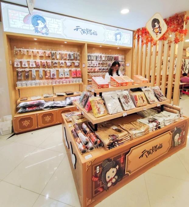 北京・崇文門のモール地下で「天官賜福」コラボカフェが開催中ですよ～ 主食からデザート、ドリンクまで、作品にちなんだ素敵なメニューがたくさん。消費に応じて、シールやマグネットなどがもらえます。グッズコーナーも充実! 上海、成都も同時開催で、期間は8月4日まで。 