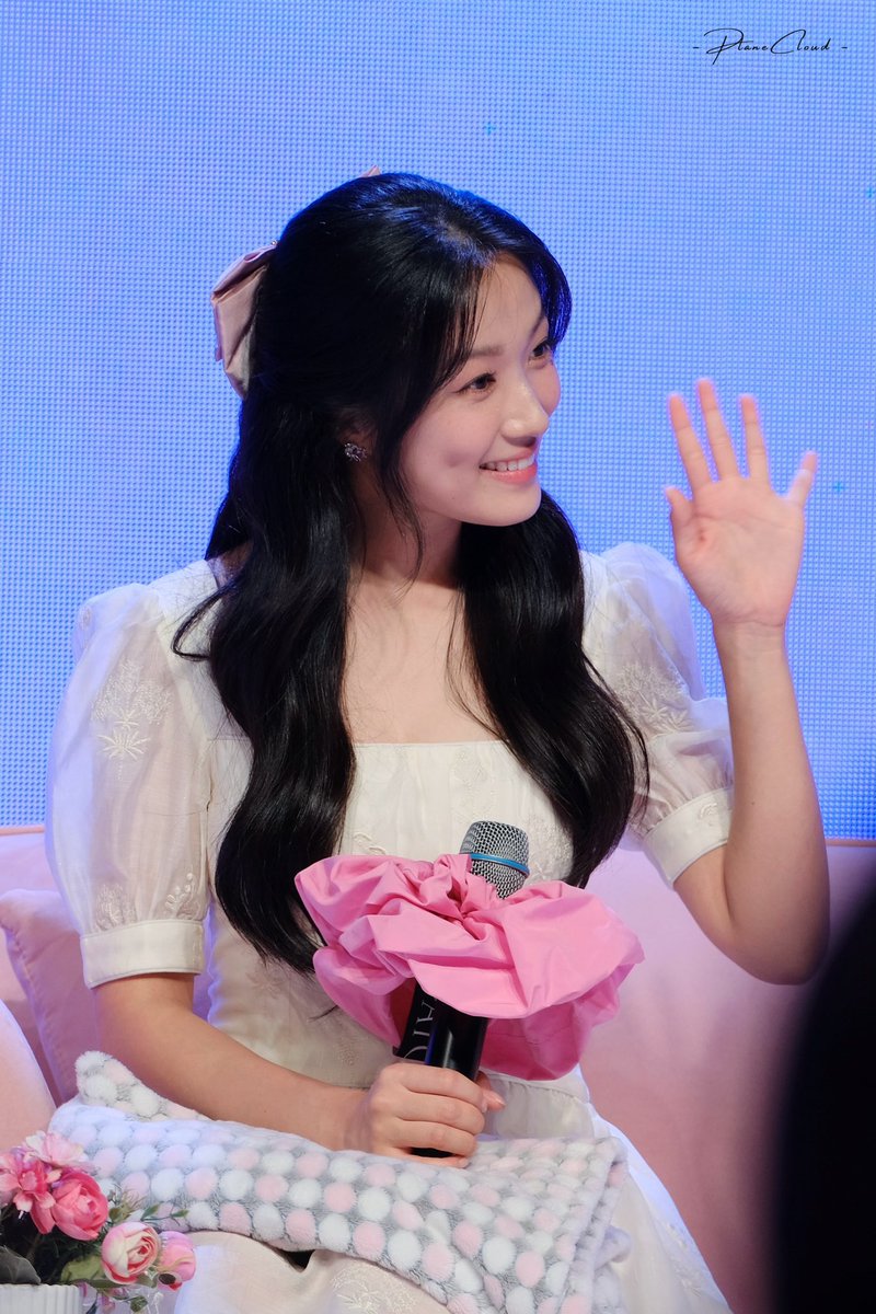 Lcckeigo0101's tweet photo. My pinky princess🩷🥹

#KimHyeYoonFanmeeting
#HYEPPINESS
#김혜윤 #KimHyeYoon https://t.co/8nbDTC7ckz
