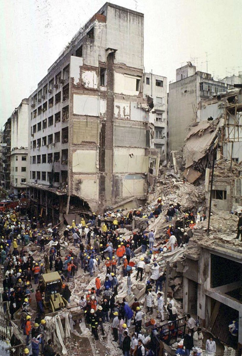 FacundoMilman's tweet photo. Hoy, como cada 18 de julio, recordamos el atentado a la AMIA que ocurrió hace 30 años. Lo contrario del olvido no es la memoria, es la justicia. No hay justicia posible sin un principio de responsabilidad –que es de todos. Los muertos nos lo exigen.

#AMIA30Años. https://t.co/SHLAcUBHnb