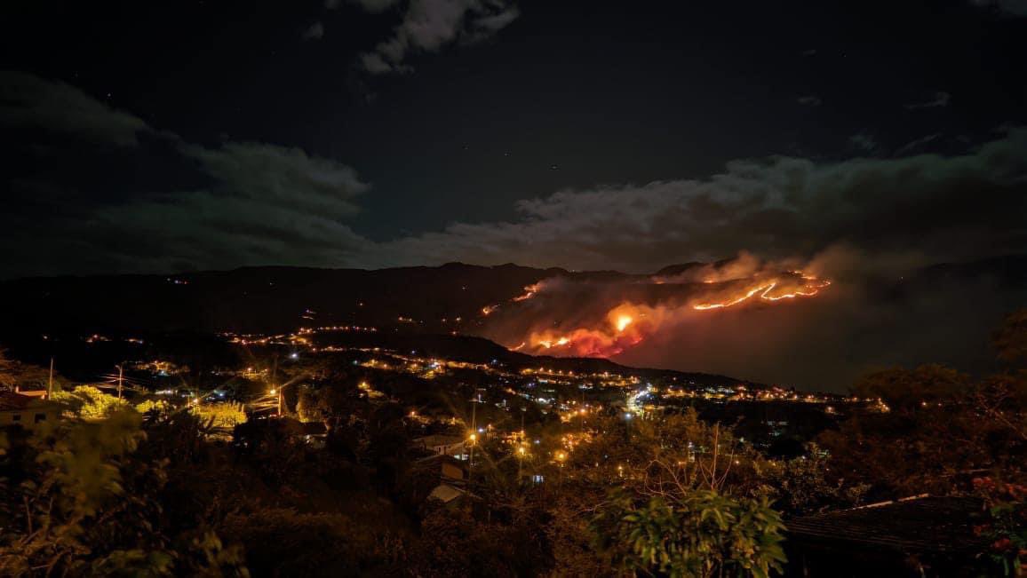 Desde <a href="/Riesgos_Ec/">Riesgos Ecuador</a> se activa las brigadas de refuerzo en incendios forestales #BRIF de #Cuenca y #Austro para el combate del incendio forestal en el cantón #Girón, sector Pichanillas.

Al momento continúan con las labores los bomberos de #Girón, #Cuenca y #SantaIsabel
