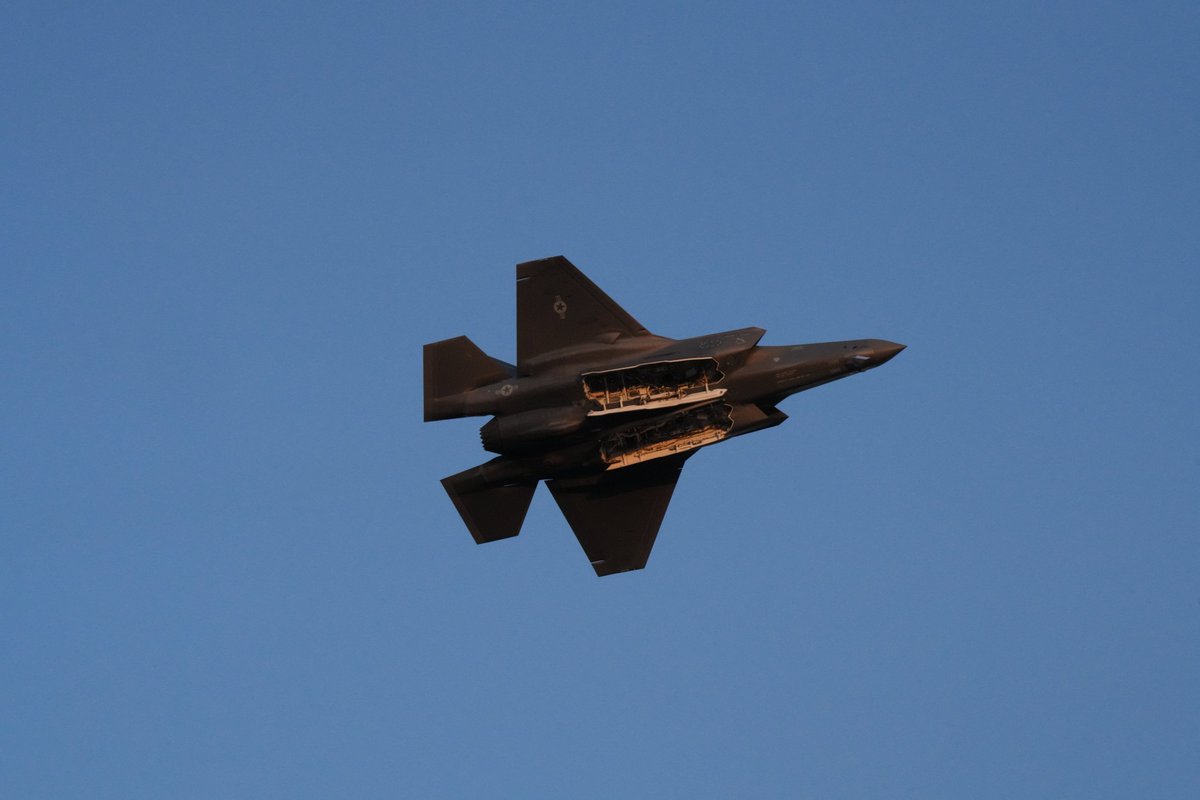 junchan1200's tweet image. 梅雨明け記念にライトニング置いておきますね😆

#空活 #F35 #LightningII #Lightning #ライトニングII  #USAF #USairforce #Globemaster #Sacramento #CCA #CCA2024 #CaliforniaCapitalAirshow #Airshow #梅雨明け