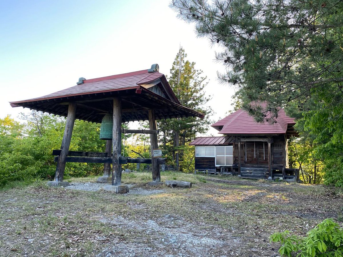 MorandIsabelle's tweet photo. 出羽・高楯城（亀ヶ岡城）
①現地説明板
②登城口。他にも入口あり
③主郭（山頂）の虎空蔵尊
④主郭から上山市一望。話題になった高層マンションも見える

ここは軽登山になる上、登城口の駐車スペースまで道が狭くて難易度高い。遠征初日の最後に行った城です🚙

#城 #楯 #高楯城 #出羽国 #上山市 https://t.co/JqkpfBT590