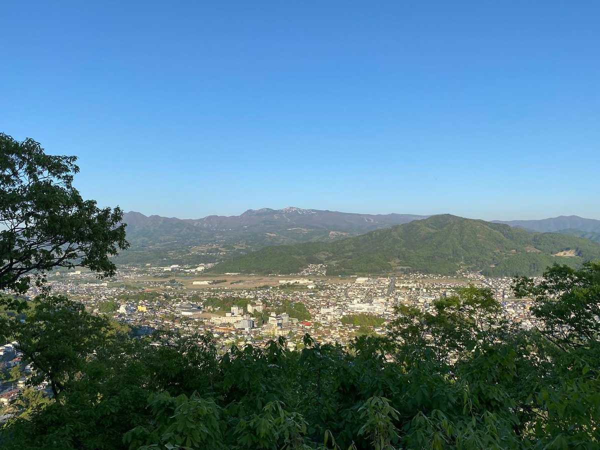 MorandIsabelle's tweet photo. 出羽・高楯城（亀ヶ岡城）
①現地説明板
②登城口。他にも入口あり
③主郭（山頂）の虎空蔵尊
④主郭から上山市一望。話題になった高層マンションも見える

ここは軽登山になる上、登城口の駐車スペースまで道が狭くて難易度高い。遠征初日の最後に行った城です🚙

#城 #楯 #高楯城 #出羽国 #上山市 https://t.co/JqkpfBT590