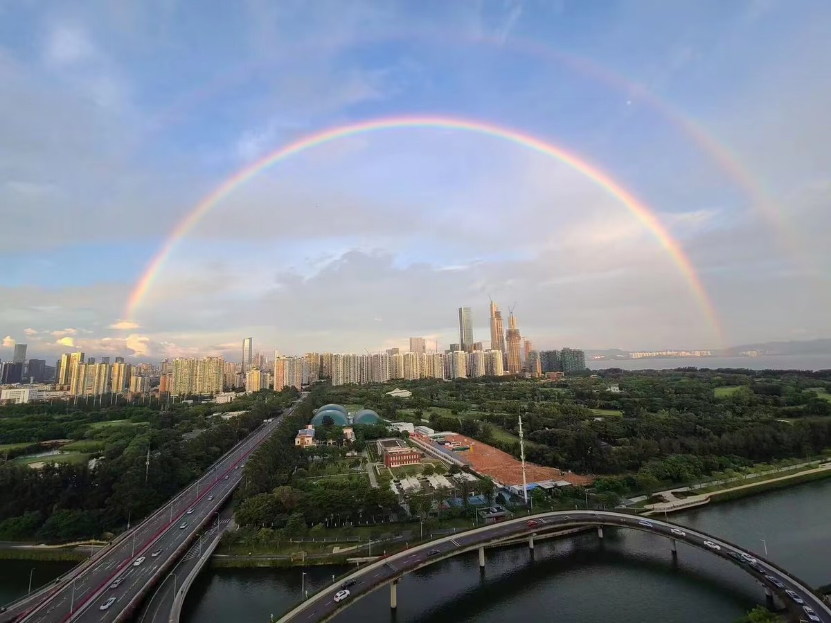 After rain,two rainbows arched across the sky.#Shenzhen