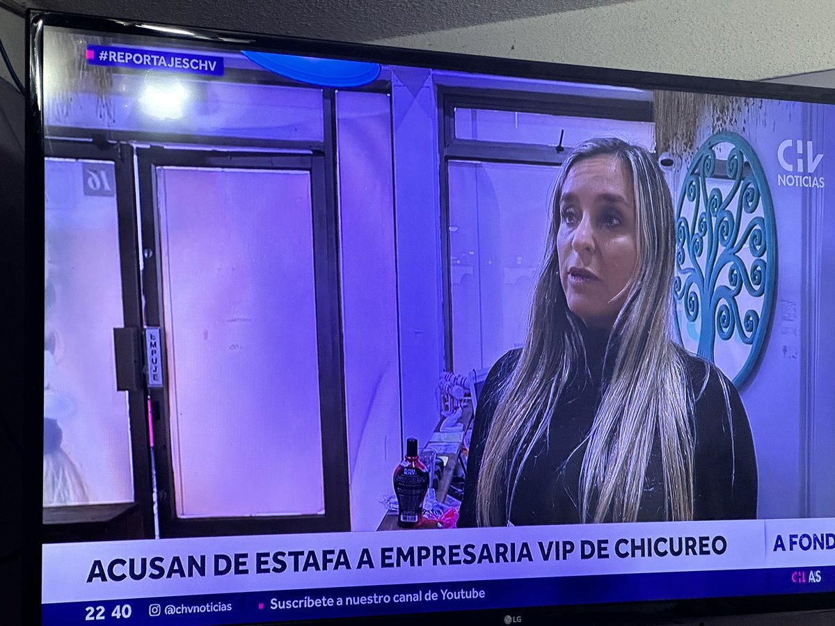 missmartineza's tweet photo. Quedé impresionada con el reportaje de #chilevision con respecto a la mujer que llaman “La estafadora de chicureo” Daniela Lafoy y su novio pedante el Abogado Guillermo Troncoso. Porque eligen el mal camino, dañando a tanta gente .. 😤👎🏻 #horrible #daño #estafa https://t.co/uBMbyFrRDz