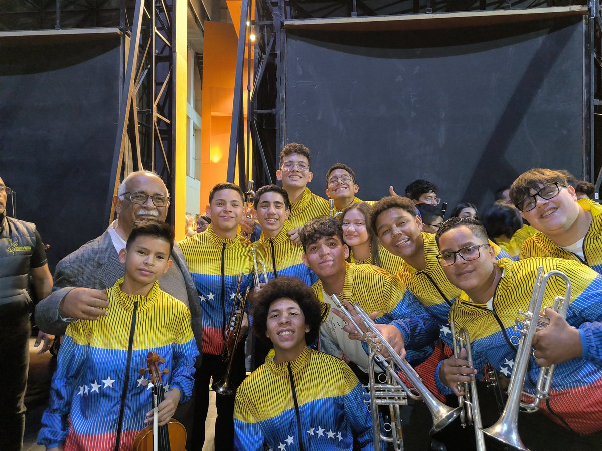 EmbVeColombia's tweet photo. La Embajada de la República Bolivariana de Venezuela,  presente en el magistral concierto de la Sinfónica Nacional Infantil de Venezuela,  en el Teatro Mayor Julio Mario Santo Domingo de Bogotá.
 La hermandad cultural suena cada vez más fuerte!!!
 #VivaVenezuela https://t.co/F9gropfvlN