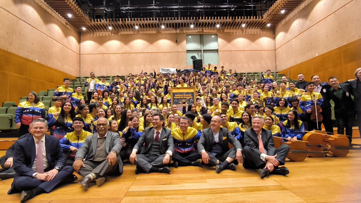 EmbVeColombia's tweet photo. La Embajada de la República Bolivariana de Venezuela,  presente en el magistral concierto de la Sinfónica Nacional Infantil de Venezuela,  en el Teatro Mayor Julio Mario Santo Domingo de Bogotá.
 La hermandad cultural suena cada vez más fuerte!!!
 #VivaVenezuela https://t.co/F9gropfvlN