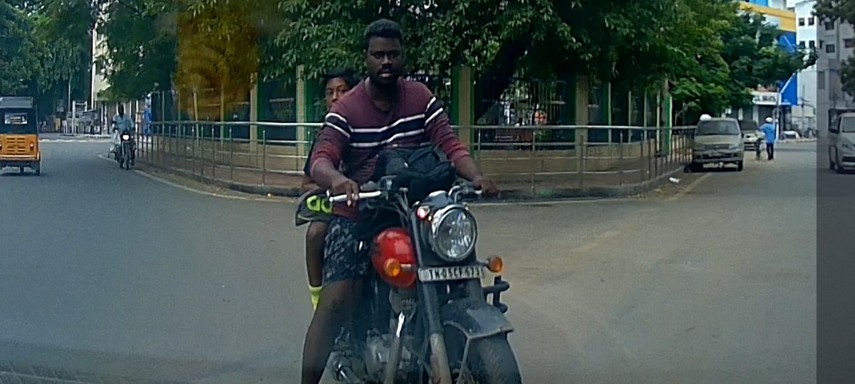 bhalamuraali's tweet photo. In Purshavakkam Chennai around 7am on 18th July 2024 a bike coming in the wrong side and also not wearing helmet. He is also questioning. @ChennaiTraffic  For your kind information and action. https://t.co/0rAHy8NDZM