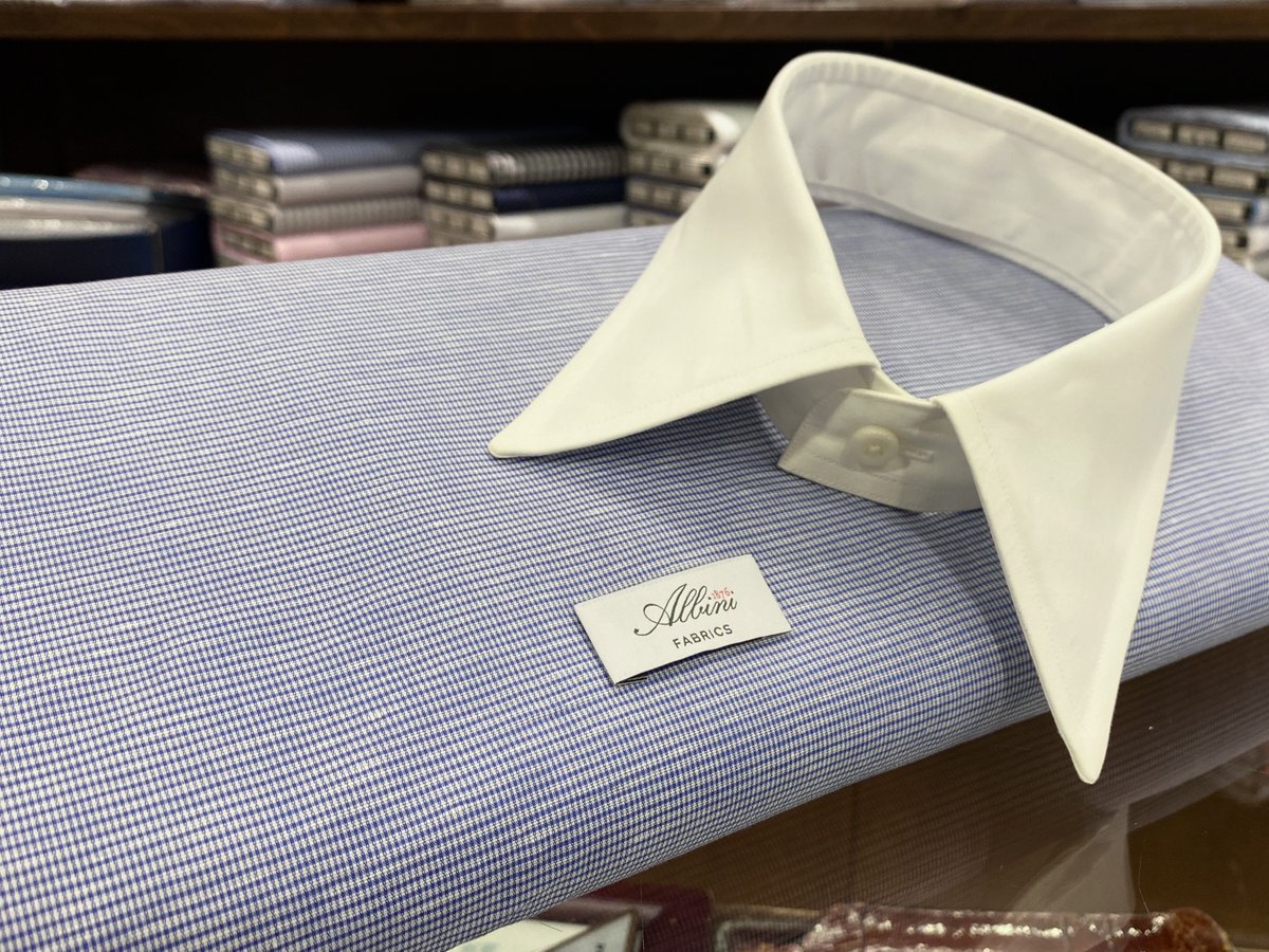 TaniShirt's tweet photo. 【ALBINI】麻55%、綿45％

ブルーのチェック

麻の風合いは残したまま綿の柔らかさを楽しめるのは混紡生地の特徴

非常に細かな柄ですが無地と比べると表情があり、柔らかな雰囲気にしてくれる着回ししやすい生地です◎

¥38,500(税込)～ https://t.co/caHLWdlQQJ