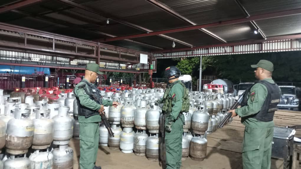 dhernandezlarez's tweet photo. Revista y patrullaje a las instalaciones que prestan servicios básicos y bienestar a nuestra población venezolana !

#IntegrarEsVencer https://t.co/ECFRhyCr5z