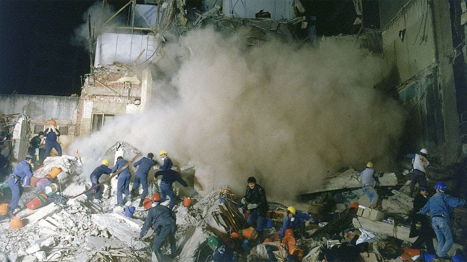 SisterMoon1802's tweet photo. A 30 años del atentado a la AMIA 
Se concluyó que el grupo terrorista Hezbollah fue el autor de este CRIMEN DE LESA HUMANIDAD
30 años después 
Gracias @JMilei por el coraje de llamar a las cosas por su nombre.
Abro hilo de fotos de uno de los días más nefastos.
*Imágenes fuertes* https://t.co/fwcJWyRmiG