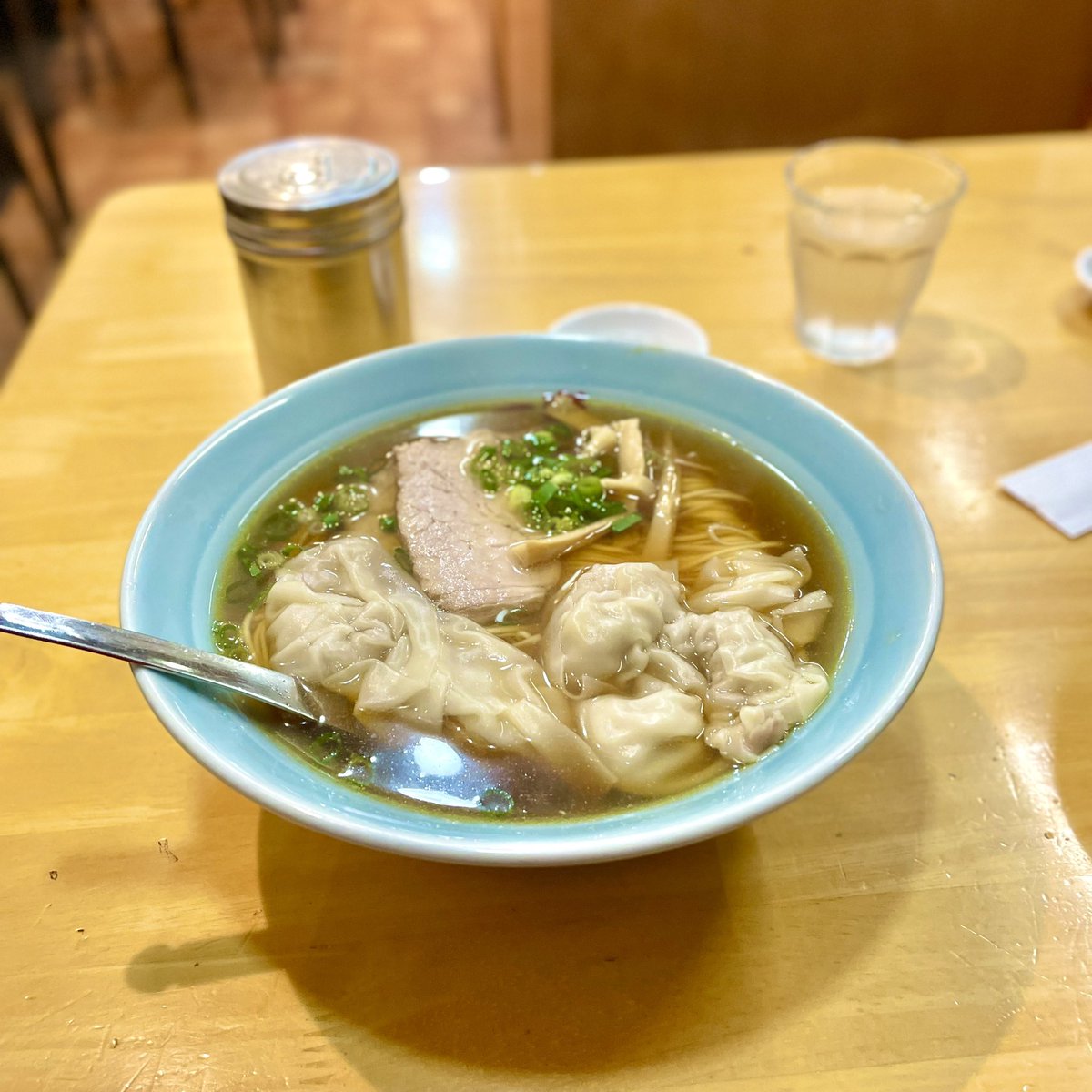 senbei47733231's tweet photo. 尾道市久保の【中華食堂　一楽】
ワンタン麺¥800、焼飯小¥550

唐揚げとビールもいきたかったけど我慢我慢☺️ https://t.co/jSGJcoH6J9