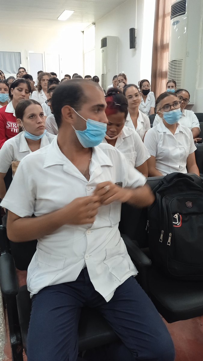 PitaDra's tweet photo. Sobre exámenes, movimiento de alumnos ayudantes, la contratación y #ModoVerano intercambiamos con estudiantes de tercer año de medicina de la @UCMcav_oficial en el @hospital_ali #UnaMejorJuventud #LatirAvileño https://t.co/QFewGG0XcM