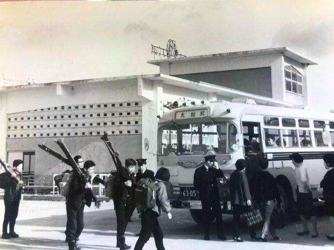 青森⇄十和田湖 みずうみ号 90周年記念ステッカーを 駅内に展示いたし