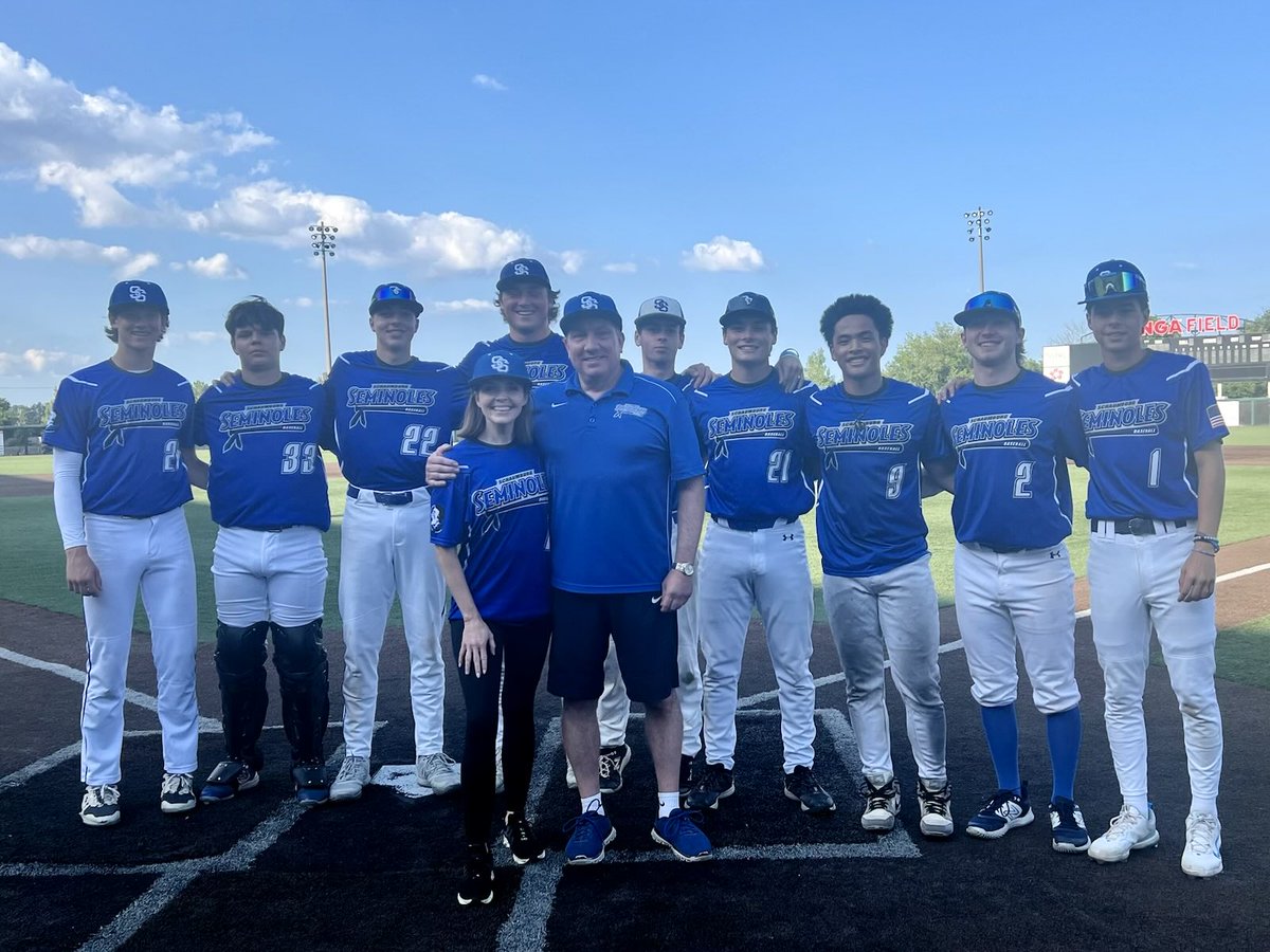 Noles_Baseball's tweet image. Seminoles take a team photo after today’s victory. Seminoles Gangler 18U win 15-3 over Army Generals 18U. Noles stay undefeated at games @jen_lilley attends. Great Day at the Ball Park and we hope everyone enjoyed the game and festivities. #SchaumburgSeminoles18U