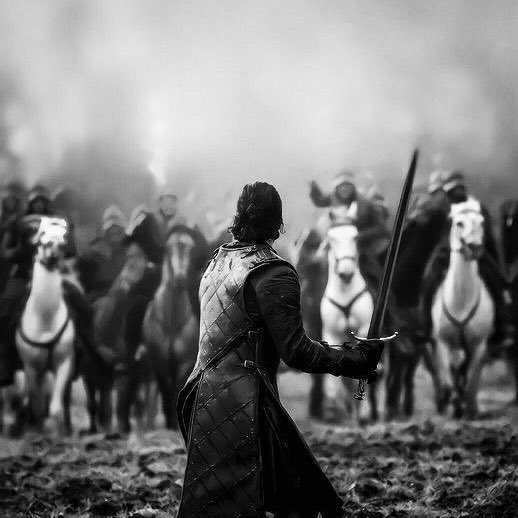 ii3oni's tweet photo. انا المؤمن بان العمر رحله من وراها حساب
انا من يرجي الرحمن .. يغفر ماضي ذنوبه 

انا اللي يبتسم للجرح يوم الجرح طش رقاب
انا اشياء من عمق البشر .. ماهيب مكتوبه

وانا حرفٍ ابد ما جاء كنه " فص ملح وذاب "
أهيم بـ عالي الوادي .. وأجاذب عين رعبوبه

ادون ما كتبت ولا طمعت بـ نظرة الاعجاب
يكفيني .. ليا من هب لي اعجاب من صوبه

احط العقل جمب القلب واعقّد جلسة النواب
بـ رئاسة عمري الفاضل وآراء العذل مشطوبه

ذكرتك والجموع مناطحتني بين سيف وناب
ونوخت الركاب وقلت ( حي الموت بعذوبة )

يبين الحب في أخر رمق بـ الموقف الغصاب
ويطرب .. كل ما شفت النتيجة منه مقلوبه 

ليالي الحب .. يمزجها العنا في قصة الاحباب
وكم قبلي من استبسل وغطاء الدم عرقوبه

احن لما مضى حتى احن لـ ماضي الاصحاب 
يوم ان الوقت من طيبه ... يلاعبنـا بـ لعبوبه 

قبل لا اعرف بأن الليل يولد من ظلامه داب 
وقبل لا اعرف نفوس الطيب مبليه ومنكوبه

اشوف الحزن فعيون الصدوق اللي غدا كذاب
يواكب مجتمع .. في ثوب مسبّل مهوب بثوبه

هنا كان السكوت اعظم كلامٍ في طرفه عتاب
هنا .. ايام من عمري سلبها الوقت بـ اسلوبه

يزعلنا العسر .. ويفك ربي من فرجه ابواب 
وندرك مع مرور الوقت بأن الخيـر بـ دروبه
