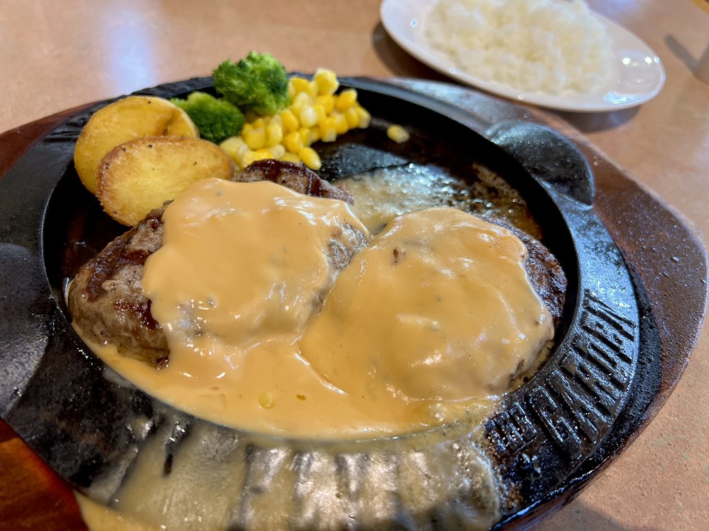 Johns_Bar02's tweet photo. お昼ごはん🥢

フライングガーデン
爆ハン　チーズソース2倍

たっぷりのチーズソースがたまならい🧀
カロリー高めだけどめちゃくちゃうまい😋 https://t.co/4BOrHIHVsp