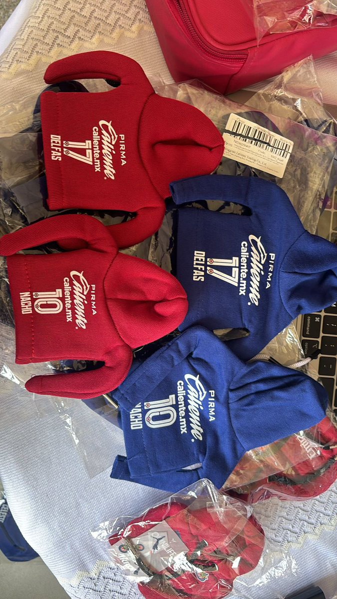 FergieGo's tweet photo. Cómprenme una sudadera innecesaria para su coche, necesito juntar 7 más. No sean codos. 

1x$300
2x$500

Hago de cualquier equipo y cualquier color. 

O ayúdenme con un RT. Muchas gracias. https://t.co/BFRMy5GPMW
