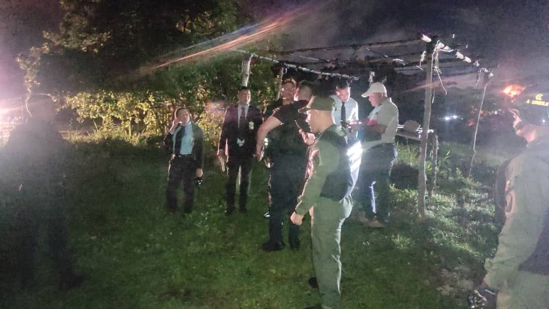 TellecheaRuiz's tweet photo. Se produjo explosión e incendio  en tubería de gas Edo Anzoategui Carretera vieja Cantaura Anaco. En Coordinación perfecta con el MPPRIJP @CeballosIchaso1   se inició la Investigación inicial, todo indica que el hecho se produce por sabotaje e incursión de terceros. PNB, GNB, DGCIM, Bomberos y PDVSA en sitio. No se tiene riesgo para la población.