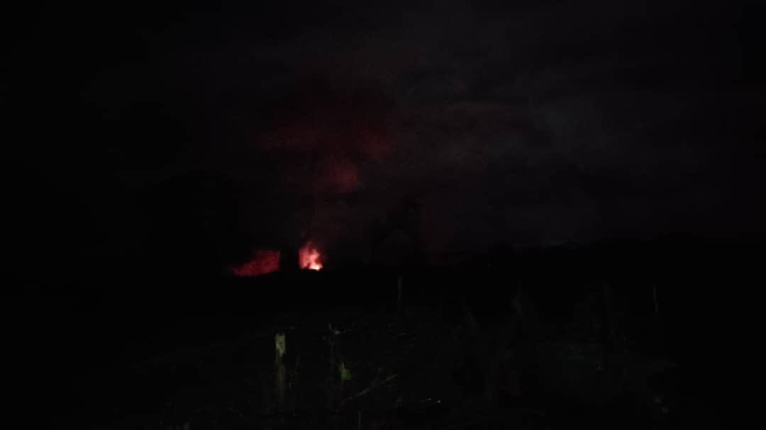 TellecheaRuiz's tweet photo. Se produjo explosión e incendio  en tubería de gas Edo Anzoategui Carretera vieja Cantaura Anaco. En Coordinación perfecta con el MPPRIJP @CeballosIchaso1   se inició la Investigación inicial, todo indica que el hecho se produce por sabotaje e incursión de terceros. PNB, GNB, DGCIM, Bomberos y PDVSA en sitio. No se tiene riesgo para la población.