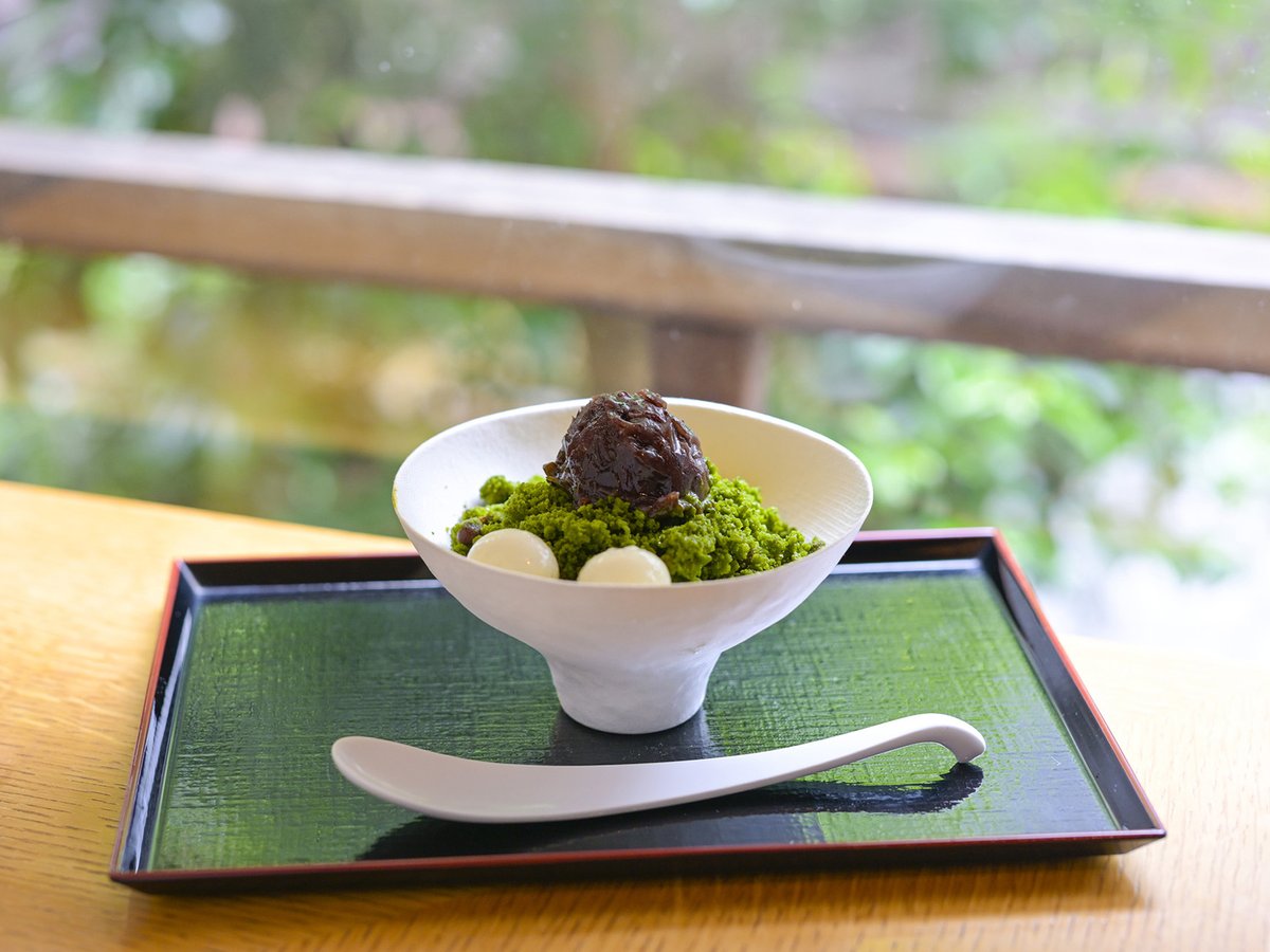 SG_service_kyo's tweet photo. 夏の #おやつ は何と言っても #かき氷 がいいですね🍧
日本庭園の茶屋 #新宿御苑あのん で #抹茶かき氷 はいかがですか?抹茶味の氷を削って作った舌触りのいいかき氷に粒あんと白玉をトッピング。クールダウンだけでなく小腹も嬉しい一品ですよ😋
#新宿御苑 #shavedice #matcya https://t.co/7LzJldKL8b