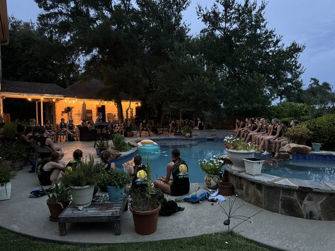 AllyGonz2112's tweet photo. 12 hours of physical and mental toughness today with these amazing girls. Getting 1% better everyday. #GetBurly #MentalToughness #GrindTime #ForThePackWithThePack #MultiSport #ClassOf26 @AtxRuthless @cphsvb2018 https://t.co/vUcnzHMhCu