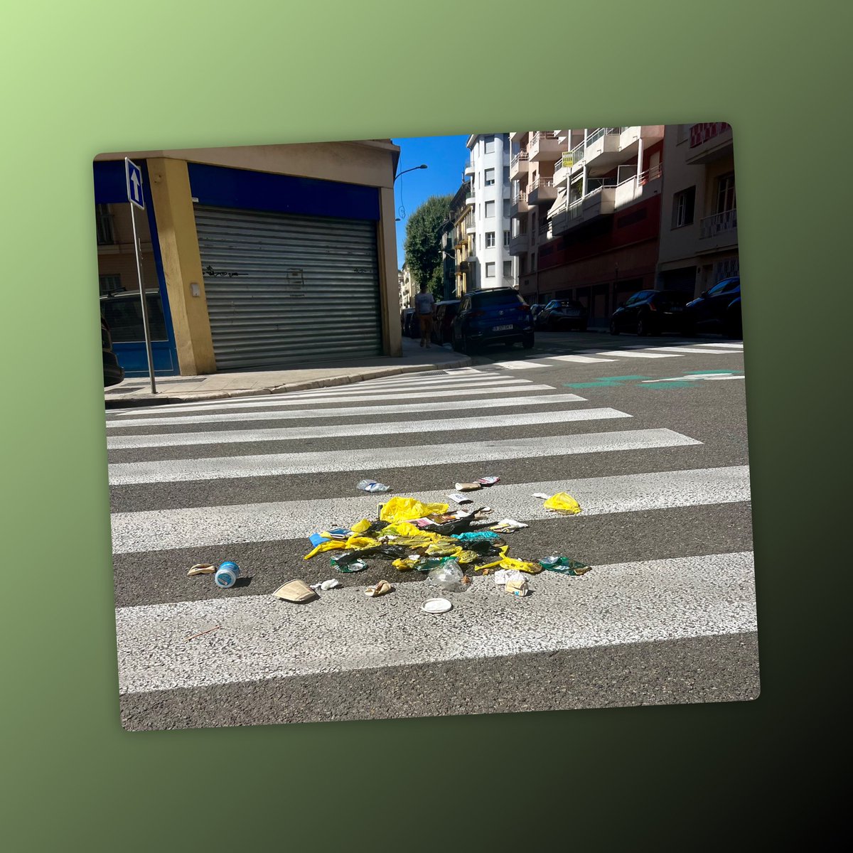 Une poubelle abandonnée sur un trottoir à Nice … le vent et les oiseaux la déplacent … les voitures font le reste … c’est quotidien !! Les gens on quoi en tête lorsqu’ils déposent leurs ordures n’importe où ? Question  naïve, résultat beaucoup moins.
#wiiklin #wiikliners