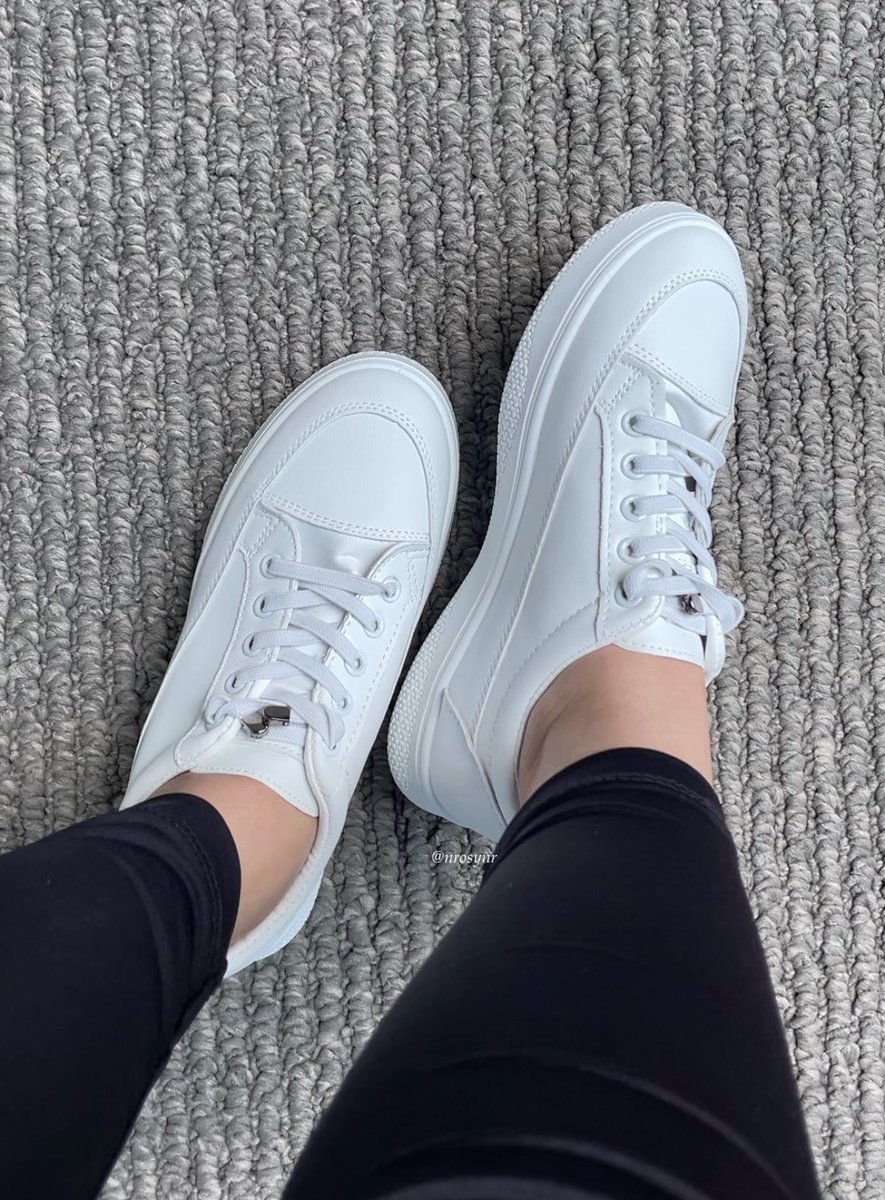 nrosynr's tweet photo. SIAPA YG SUKA SEBEL KALO IKATAN SEPATU LEPAS TERUS????

SNEAKERS ZENZY INIII PUNYA SOLUSINYA😭😭🫵🏻🫵🏻

Dia ada tali yg bahannya melar gt, gk usah repot2 ngiket lagi deh,  dia bakal ngikutin bentuk kaki alias bakal memeluk kaki dengan baikk (gk bakal terlalu longgar atau ketat)💗😭 https://t.co/PZYHUtY70X