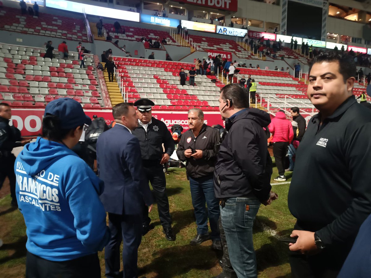 CEPCAGS's tweet photo. El coordinador estatal de protección civil Jesús Eduardo Muñoz y personal operativo se dieron cita en el estadio Victoria, para el enfrentamiento del equipo Necaxa VS Monterrey, en donde existió un aforo de 13,668 personas, concluyendo el partido con una jornada tranquila. https://t.co/JEKxzaWKPA