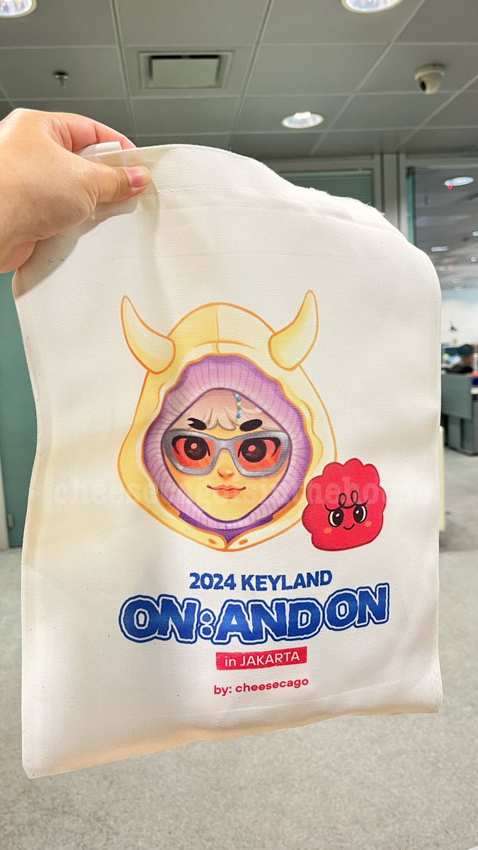 Shawols, Sabtu nanti kalo di Kokas ketemu sama yang pake tas ini, langsung samperin ajaaaa “mauu freebies” gitu 😬