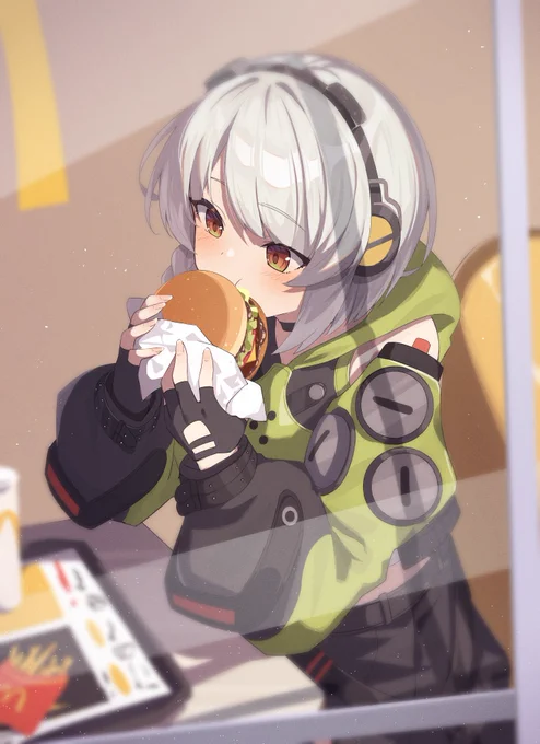 #zzzeroハンバーガーを食べているアンビーを見た.. 