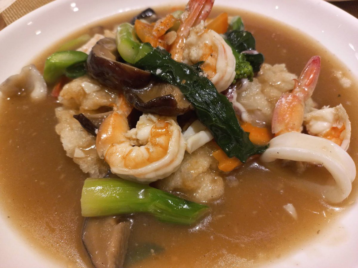 leanwithdan's tweet image. ราดหน้าทะเล 1 จาน = 650 kcal
   โปรตีน 25 g
   คาร์โบไฮเดรต 65 g
   ไขมัน 30 g
เส้นราดหน้ามาจากการผัดน้ำมัน ทำให้พลังงานเยอะ จึงไม่แนะนำให้ทานในช่วงลดน้ำหนัก

#ลดน้ําหนัก #รับเทรน #FitBeyond #โอลิมปิก2024