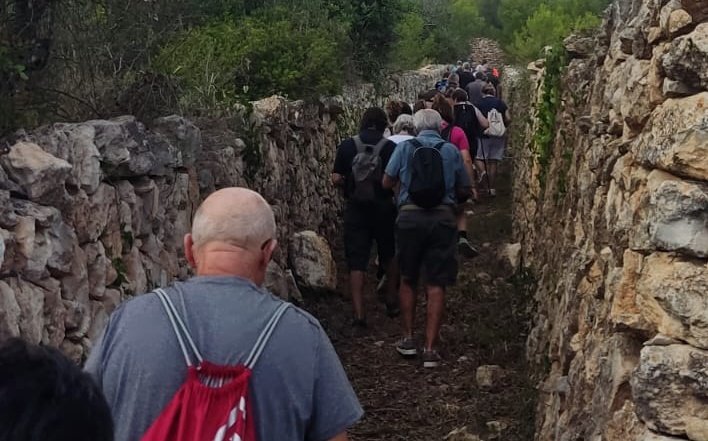 📸 IMATGES l Aquest dimecres, 17 de juliol, hem portat a terme la segona de les rutes a peu pel terme de #elcatllar, amb el lema "Fem Poble, fem Camins'. Una cinquantena de persones hem recorregut el Camí de Combregar i el Camí Vell de Tarragona.