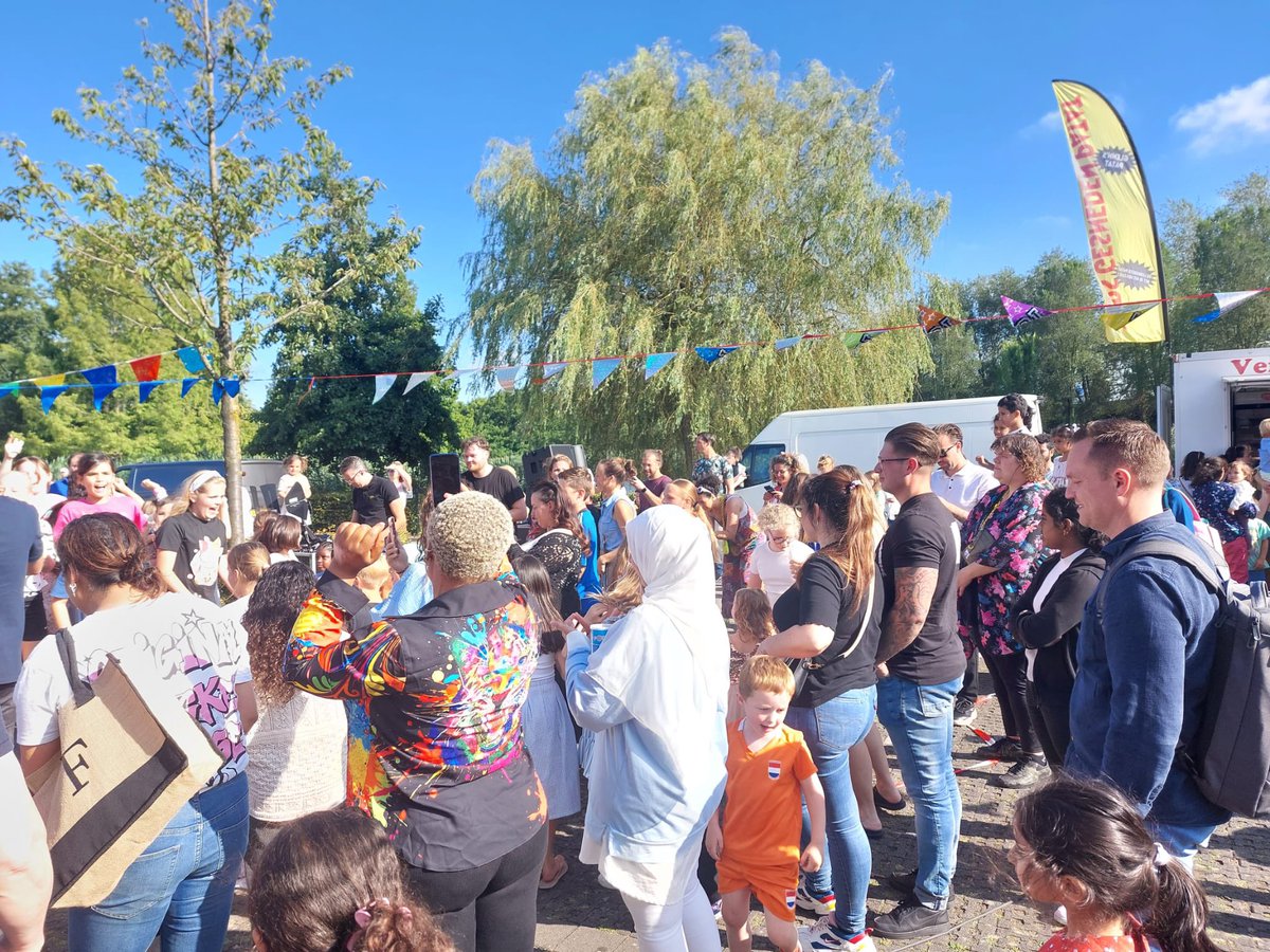 Zinderend zomerfeest bij tienjarig jubileum van de Noorderbreedte. Binnenkort met vriendschapsbankje op het schoolplein van deze fantastische brede school in Diemen Noord.