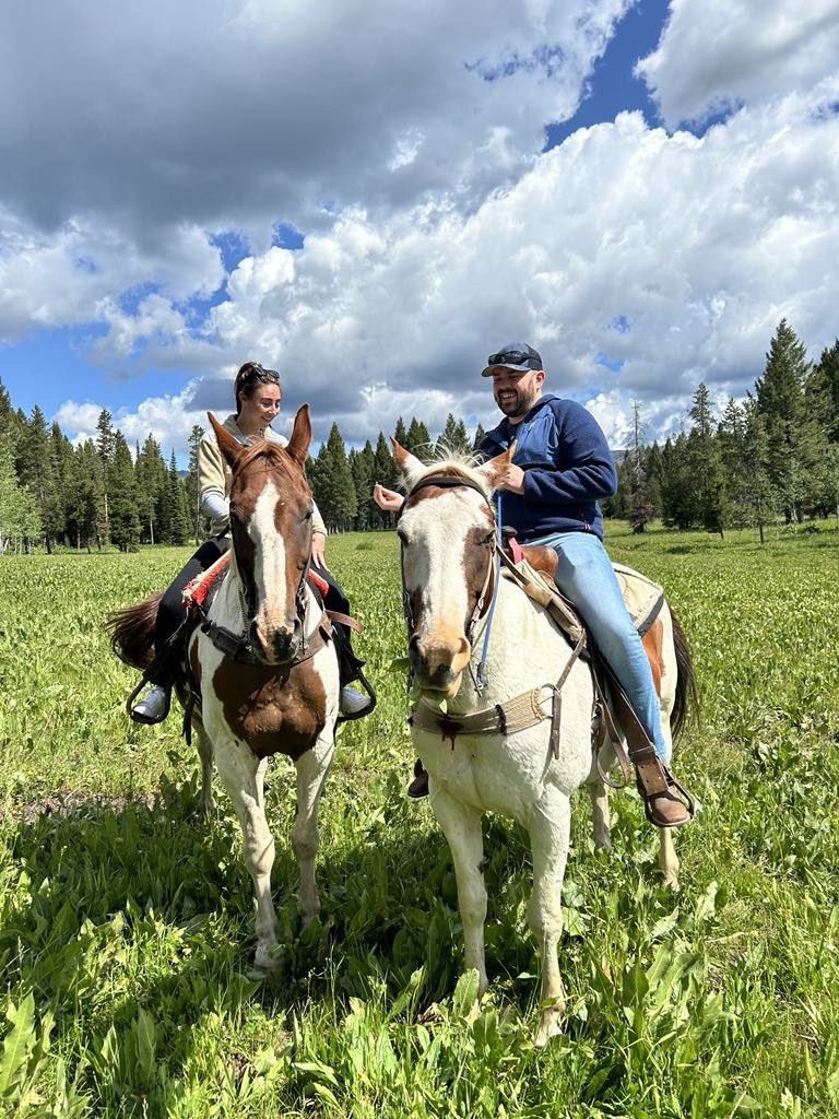 Memorable holiday travelling all over western USA, then finishing up with cruise around the beautiful Alaskan wilderness. 
Didn’t manage to get down on one knee, but on horse back in Yellowstone is better right? 🤣 💍