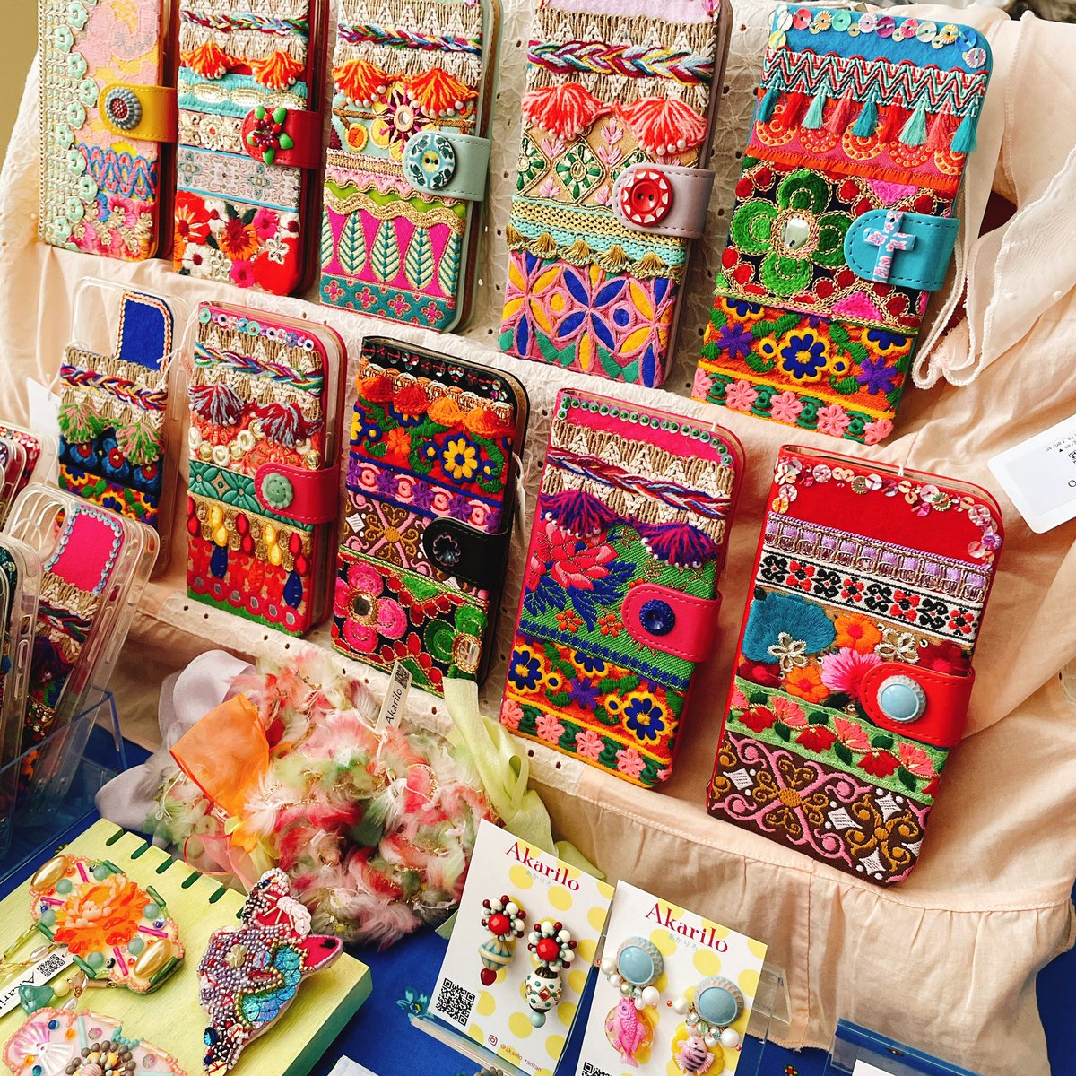 Akarilo1's tweet image. 朝、発送から帰宅した後は、とにもかくにもディスプレイのリハーサル。

来る夏休みが恐ろし過ぎて、朝から畳の部屋で駄々をこねるようにゴロンゴロンと転がってみました…

そんな事したって来るんだけどね😂

#iPhoneケース 
#androidケース