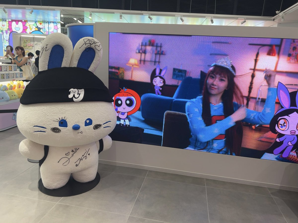 KINGDAAM_'s tweet photo. 村上隆...
あ、全裸監督のモデルになった人？
と勘違いしてすいませんでした。
村しか合ってないわ！ https://t.co/HG5KsZO4Hx