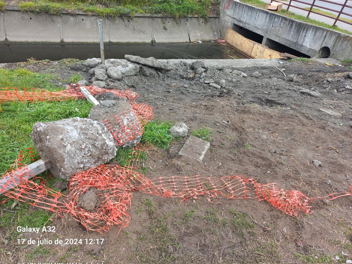 marceedu612's tweet photo. Un trabajo de mantencion y limpieza que deja harto que desear en #Hualpen , realizado por la DOH de @MOPBiobio en Canal Price sector Floresta 3 ,  bloqueo del curso de agua, daños a estructuras metalicas , escombros con peligro de caidas para transeuntes. Vergonzoso @mop_chile https://t.co/CqzpWjbgPS