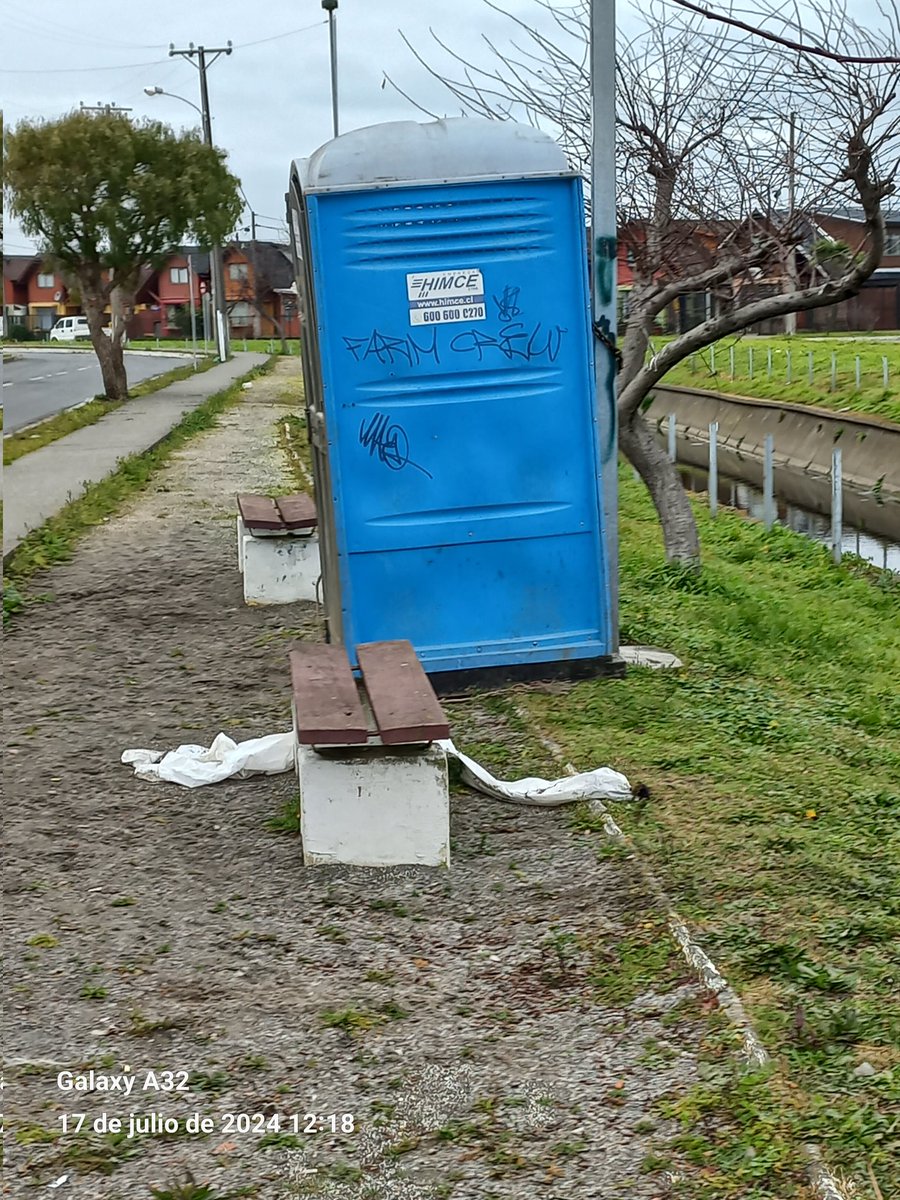 marceedu612's tweet photo. Un trabajo de mantencion y limpieza que deja harto que desear en #Hualpen , realizado por la DOH de @MOPBiobio en Canal Price sector Floresta 3 ,  bloqueo del curso de agua, daños a estructuras metalicas , escombros con peligro de caidas para transeuntes. Vergonzoso @mop_chile https://t.co/CqzpWjbgPS